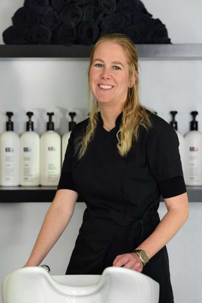 Eline, eigenaar en allround kapster